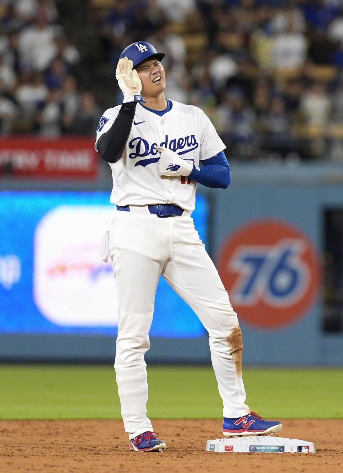 　ブルワーズ戦の６回、二盗のとき送球が当たり、痛そうなドジャース・大谷（共同）