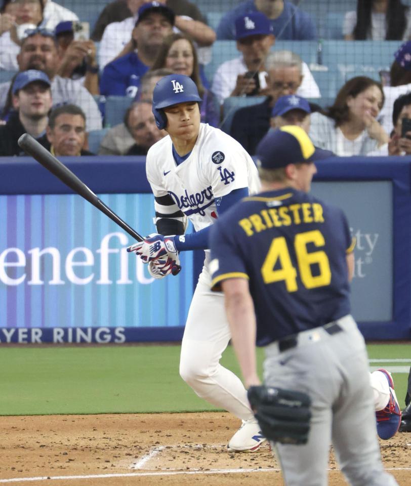 　ブルワーズ戦の３回、三ゴロに倒れるドジャース・大谷。投手プリースター（４６）＝共同