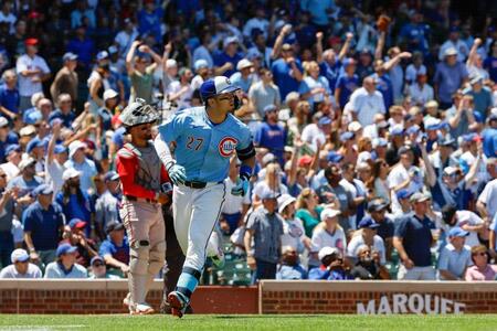 　１回、先制の２６号３ランを放つカブス・鈴木（共同）