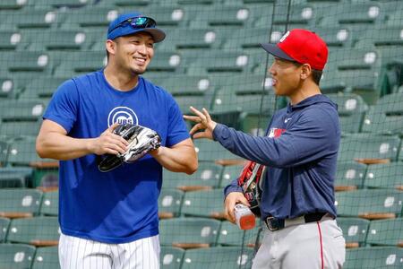 　試合前、談笑するカブス・鈴木（左）とレッドソックス・吉田（共同）