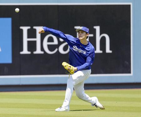 　キャッチボールする佐々木（共同）