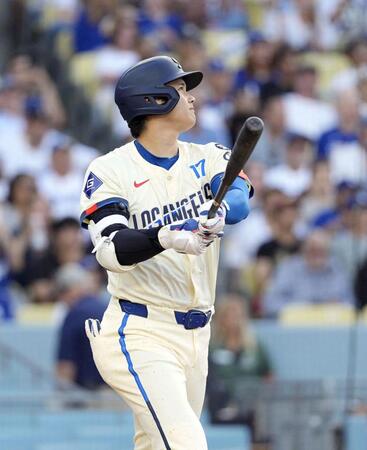 　ブルワーズ戦の３回、３３号２ランを放つ大谷（共同）