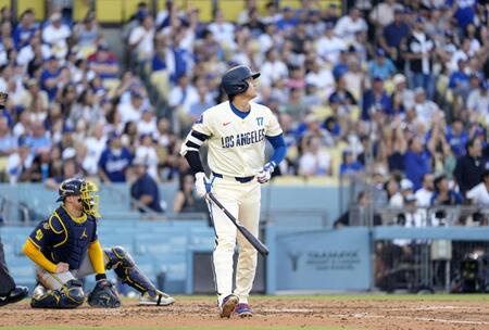 　ブルワーズ戦の３回、３３号２ランを放つ大谷（共同）