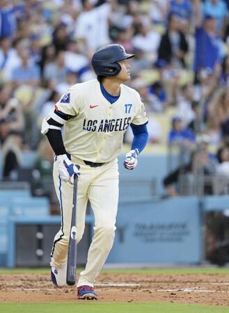 　ブルワーズ戦の３回、３３号２ランを放つドジャース・大谷（共同）