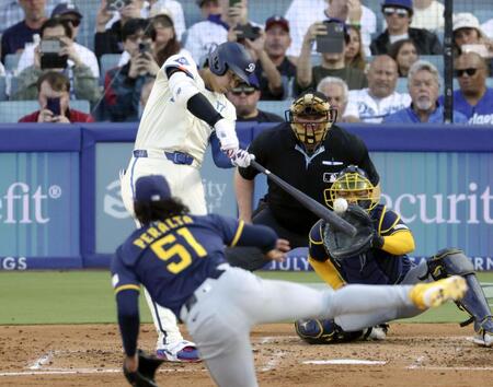 　ブルワーズ戦の３回、３３号２ランを放つ大谷。投手ペラルタ（共同）