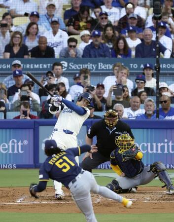 　ブルワーズ戦の３回、３３号２ランを放つ大谷。投手ペラルタ（共同）