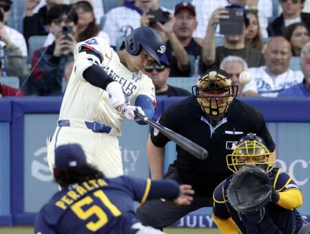 　ブルワーズ戦の３回、３３号２ランを放つ大谷。投手ペラルタ（共同）