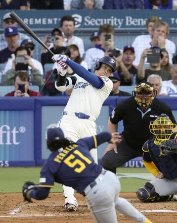 　ブルワーズ戦の３回、３３号２ランを放つ大谷。投手ペラルタ（共同）