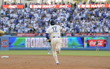 　ブルワーズ戦の３回、３３号２ランを放ち塁を回る大谷（共同）