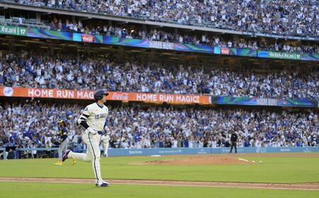 　ブルワーズ戦の３回、３３号２ランを放った大谷（共同）