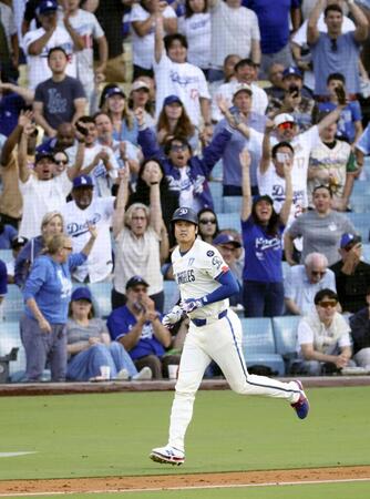 　ブルワーズ戦の３回、３３号２ランを放ち一塁へ向かう大谷（共同）