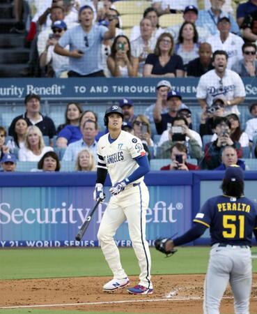 　ブルワーズ戦の３回、３３号２ランを放つ大谷。投手ペラルタ（共同）