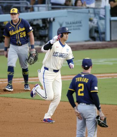 　ブルワーズ戦の３回、３３号２ランを放ち塁を回る大谷（共同）