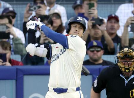 　ブルワーズ戦の３回、３３号２ランを放つ大谷（共同）
