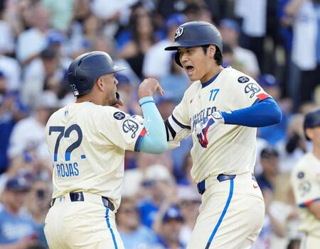 　ブルワーズ戦の３回、３３号２ランを放ちロハス（左）とポーズをとる大谷（共同）