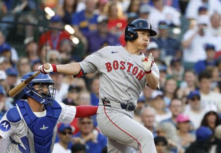 　２回、右前打を放つ吉田（共同）