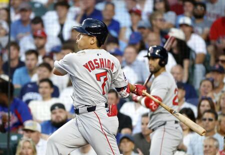 　７回、右前打を放つ吉田（共同）