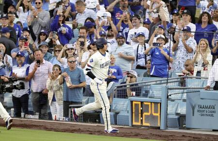 　ブルワーズ戦の３回、３３号２ランを放ちベンチに向かう大谷（共同）