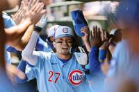 　祝福されるカブス・鈴木（ゲッティ＝共同）