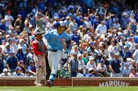 　１回、先制の２６号３ランを放つカブス・鈴木（共同）