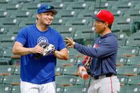 　試合前、談笑するカブス・鈴木（左）とレッドソックス・吉田（共同）