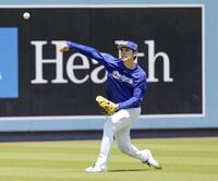 　キャッチボールする佐々木（共同）