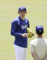 　キャッチボールを行う佐々木（共同）