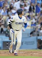 　ブルワーズ戦の３回、３３号２ランを放つドジャース・大谷（共同）