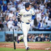 　３回、３３号２ランを放つ大谷（ロサンゼルス・ドジャース提供）