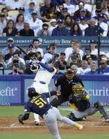 　ブルワーズ戦の３回、３３号２ランを放つ大谷。投手ペラルタ（共同）