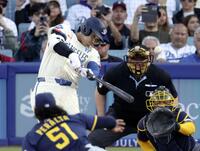 　ブルワーズ戦の３回、３３号２ランを放つ大谷。投手ペラルタ（共同）
