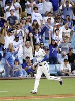 　ブルワーズ戦の３回、３３号２ランを放ち一塁へ向かう大谷（共同）