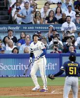 　ブルワーズ戦の３回、３３号２ランを放つ大谷。投手ペラルタ（共同）