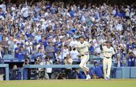 　ブルワーズ戦の３回、３３号２ランを放ち塁を回る大谷（共同）