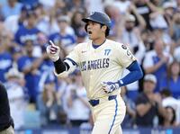 　ブルワーズ戦の３回、33号２ランを放ち本塁へ向かう大谷（共同）