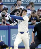 　ブルワーズ戦の３回、３３号２ランを放つ大谷（共同）