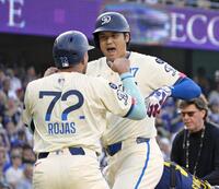 　３回、３３号２ランを放ちロハス（左）とポーズをとる大谷（共同）