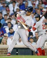 　カブス戦の７回、右前打を放つ吉田（共同）