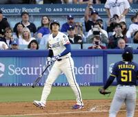 　ブルワーズ戦の３回、３３号２ランを放つ大谷。投手ペラルタ（共同）