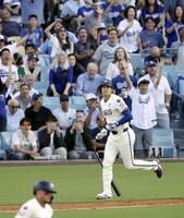 　３回、３３号２ランを放ち一塁へ向かう大谷（共同）