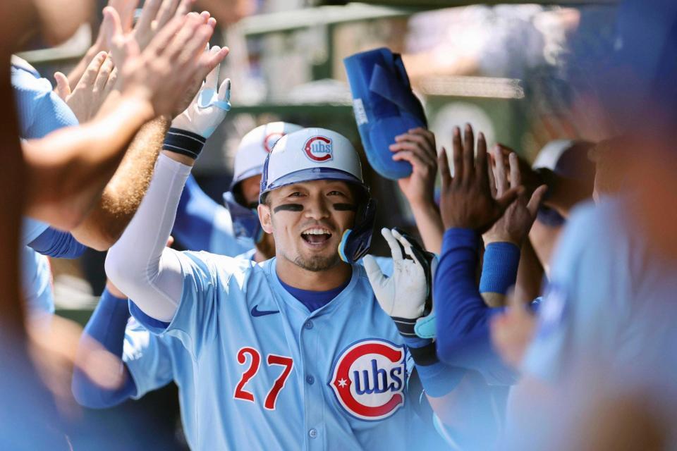 　祝福されるカブス・鈴木（ゲッティ＝共同）