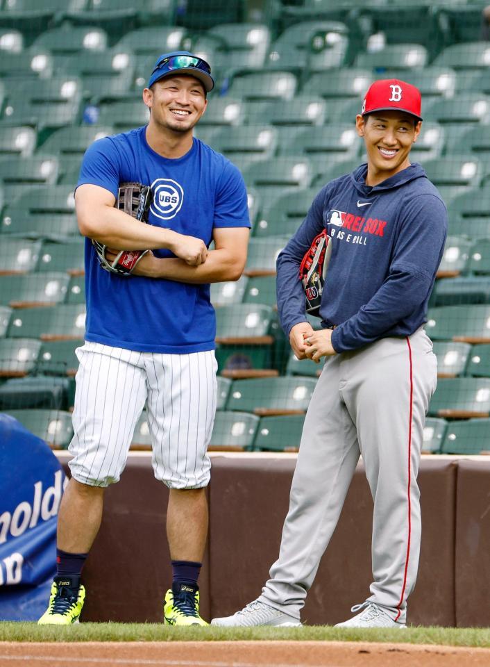 　試合前、談笑するカブス・鈴木（左）とレッドソックス・吉田（共同）