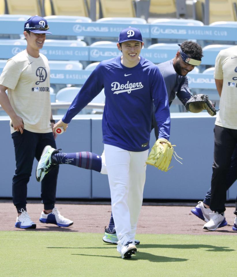 　キャッチボールを行う佐々木（共同）