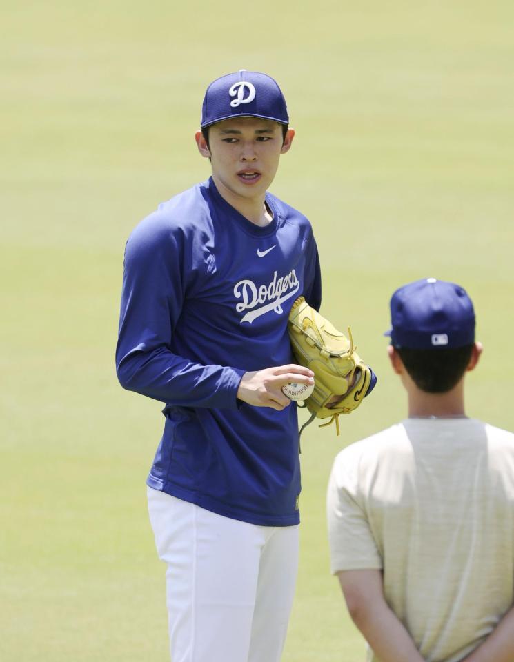 　キャッチボールを行う佐々木（共同）