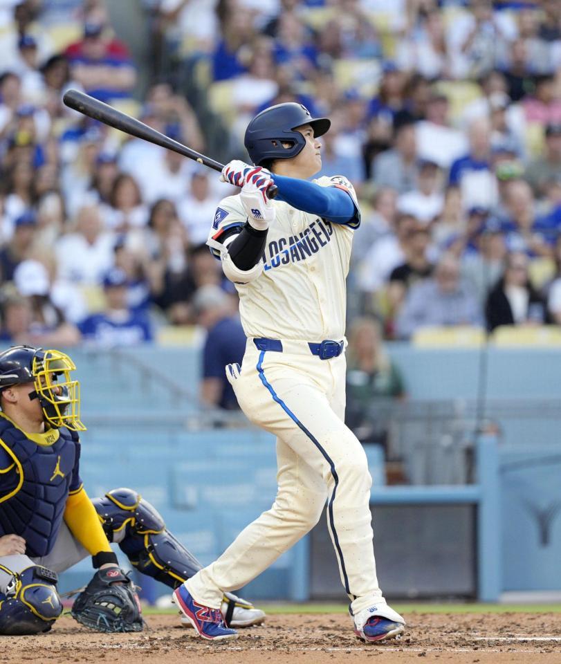 　ブルワーズ戦の３回、３３号２ランを放つ大谷（共同）