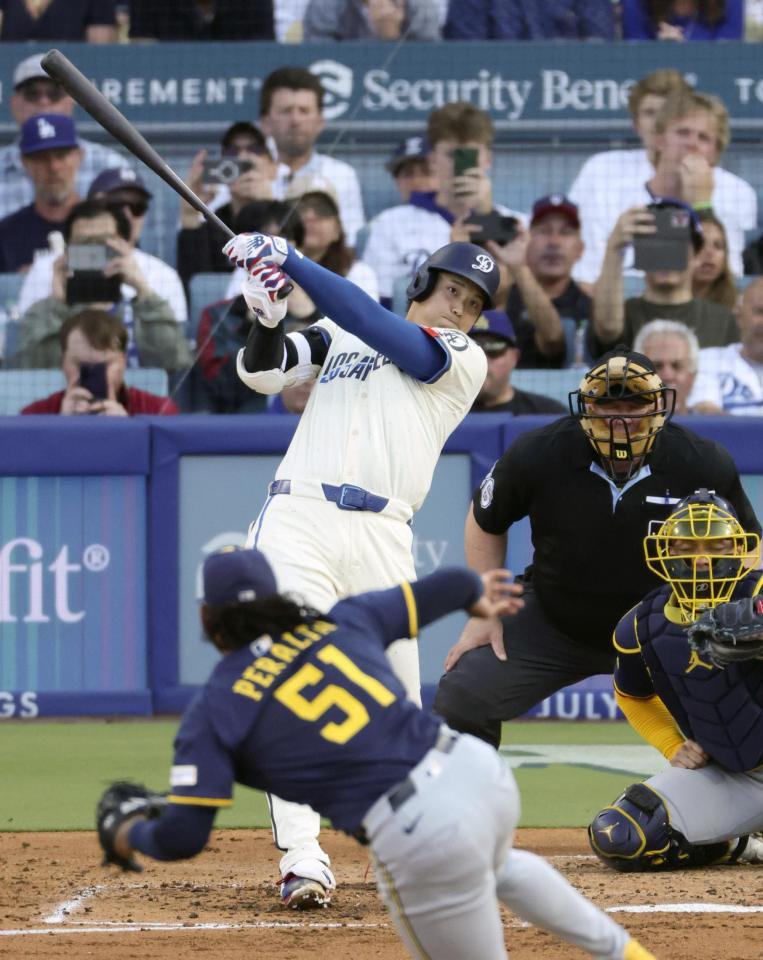 　ブルワーズ戦の３回、３３号２ランを放つ大谷。投手ペラルタ（共同）