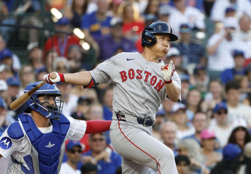 　２回、右前打を放つ吉田（共同）