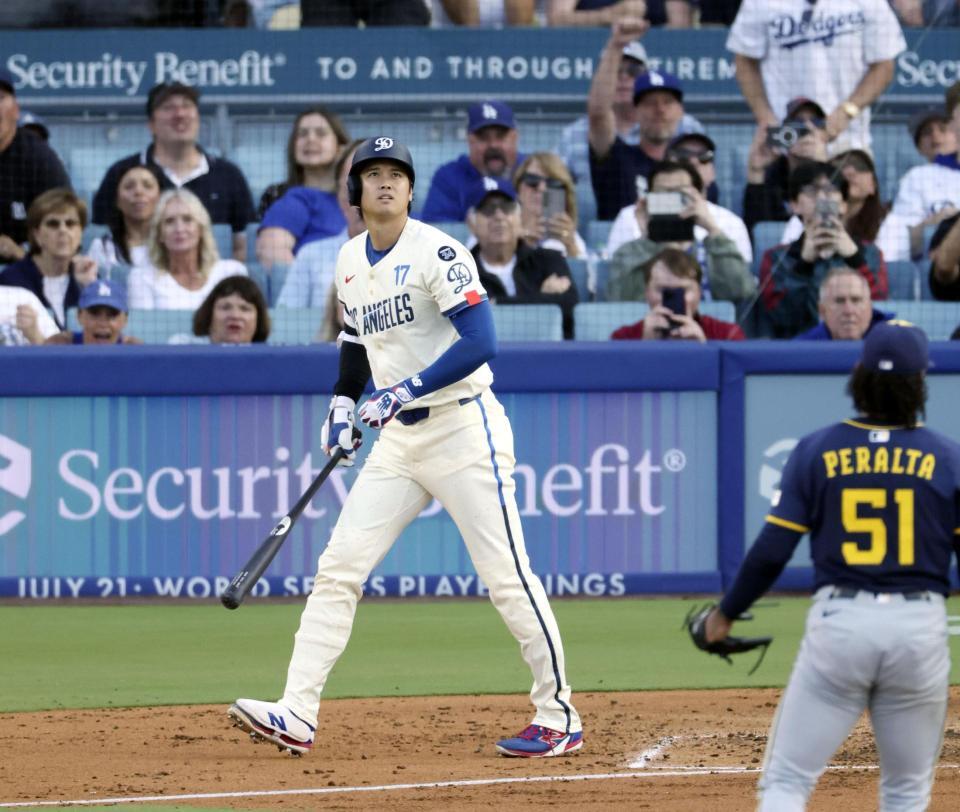 　ブルワーズ戦の３回、３３号２ランを放つ大谷。投手ペラルタ（共同）