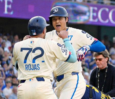 　ロハス（左）とポーズをとる大谷（共同）