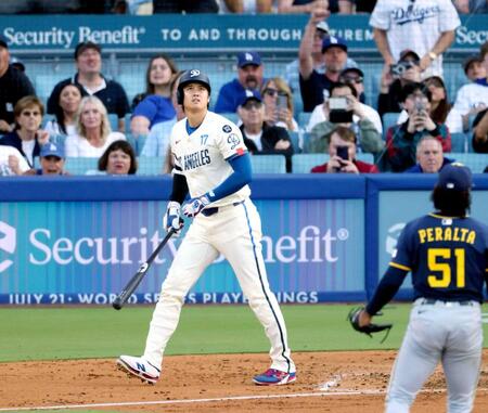 　３回、３３号２ランを放つドジャース・大谷（共同）